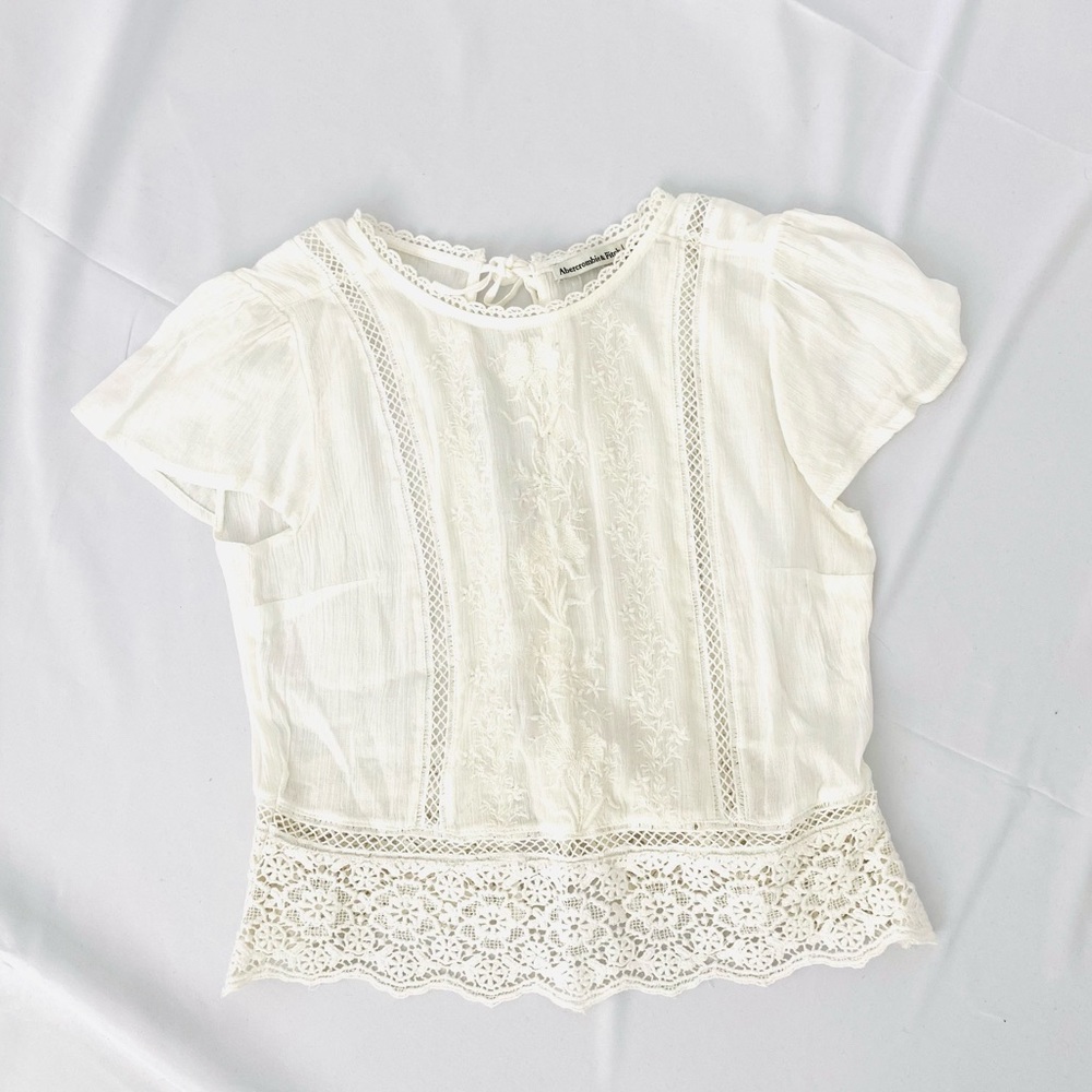 Abercrombie embroidered crop top🌸
